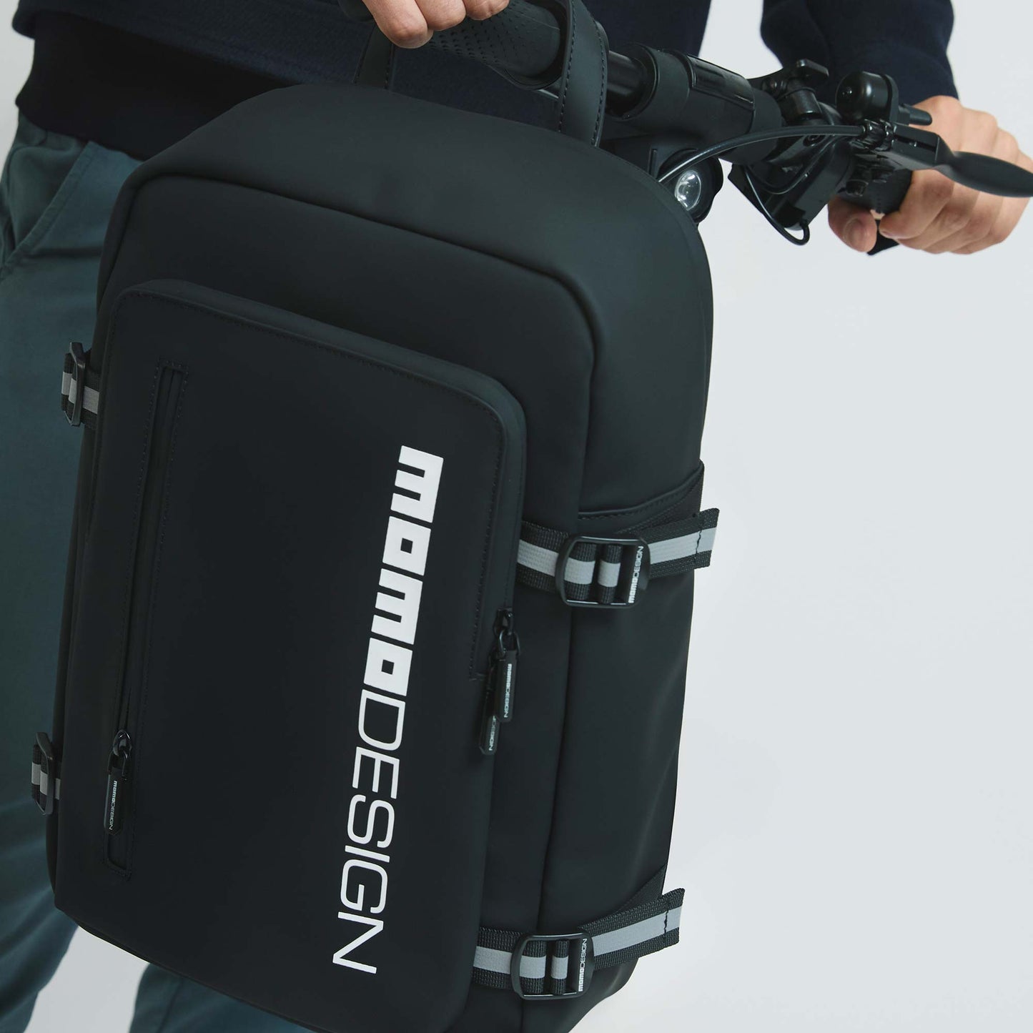 Momodesign zaino Rubber nero con fasce riflettenti