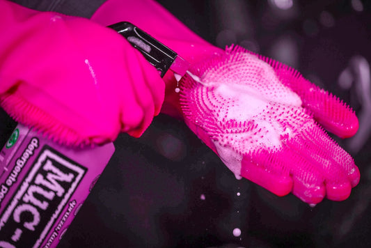 Guanti Muc-Off Deep Scrubber: Pulizia facile e veloce con setole flessibili per la tua Bici e Moto