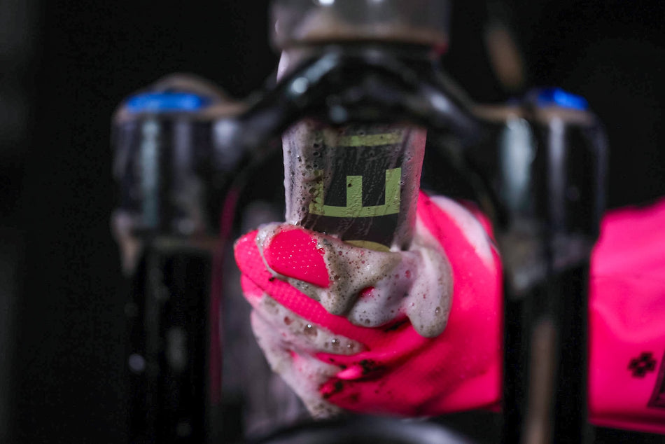 Guanti Muc-Off Deep Scrubber: Pulizia facile e veloce con setole flessibili per la tua Bici e Moto