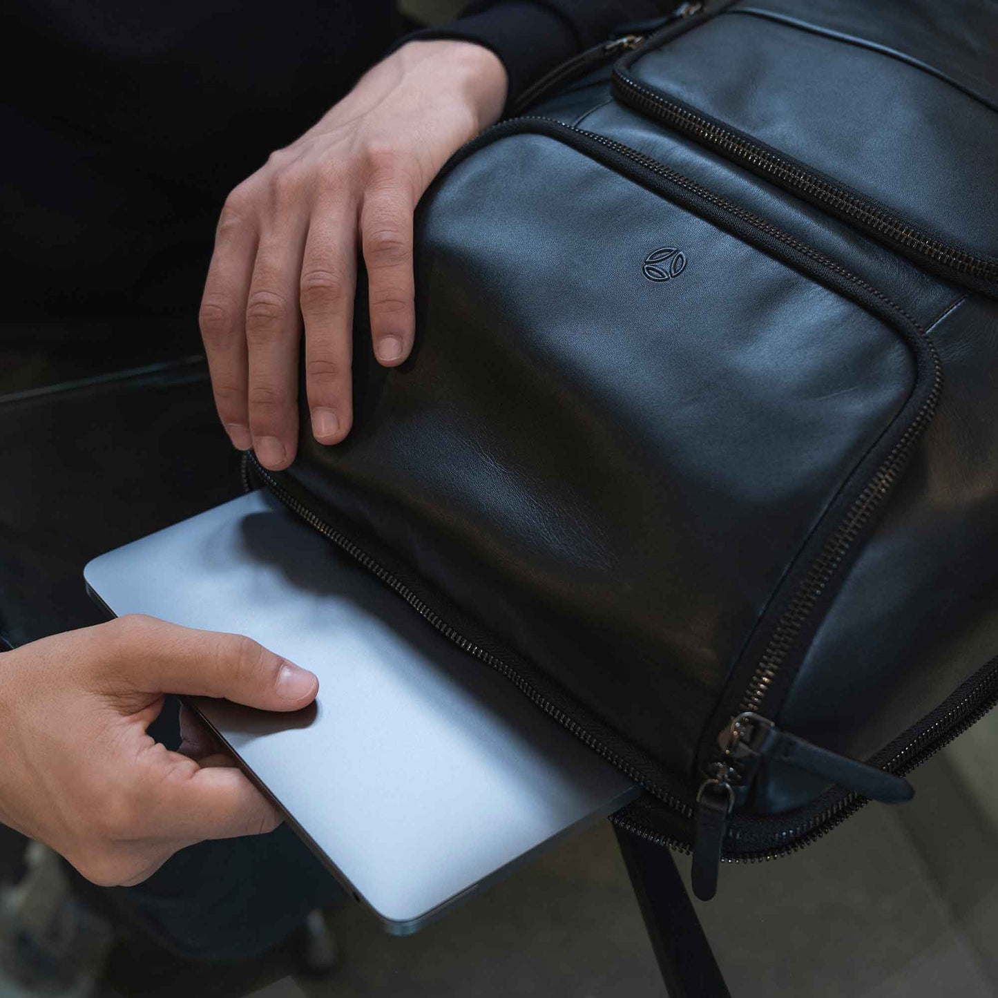 Momodesign Zaino Business Logo due tasche in pelle nera